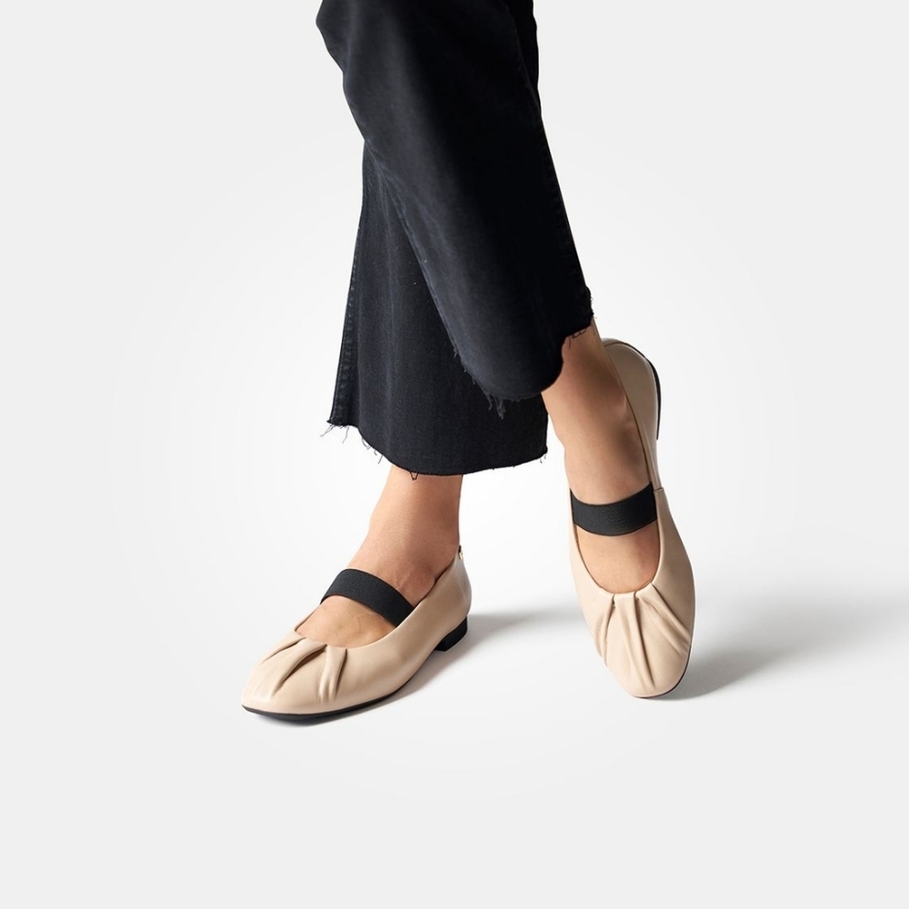 Paul Green Vail Ballerina Flats in Biscuit